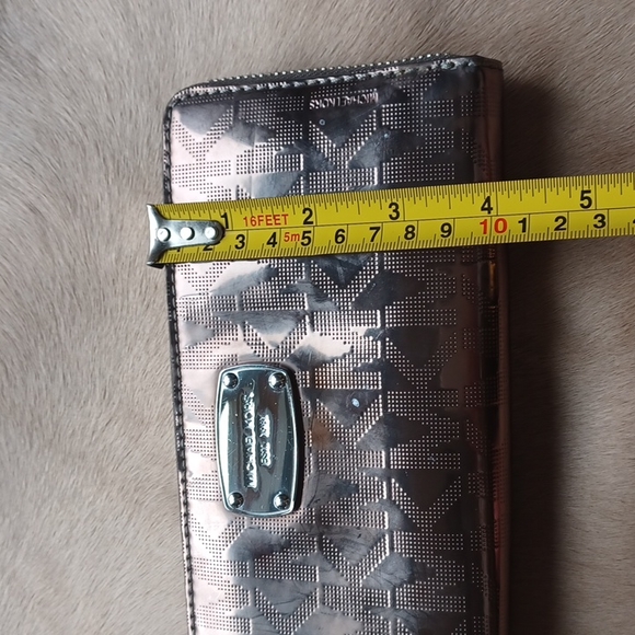 Michael Kors  wallet - Picture 6 of 16